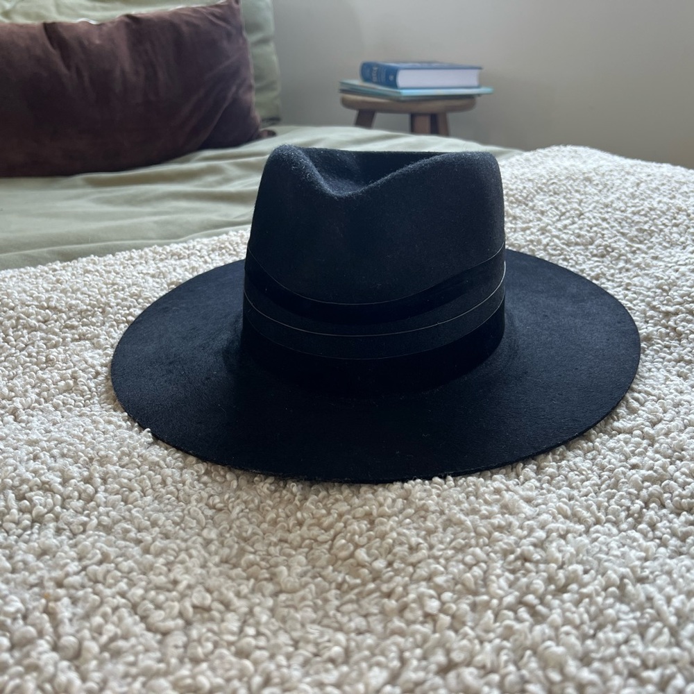 Janessa Leone hat